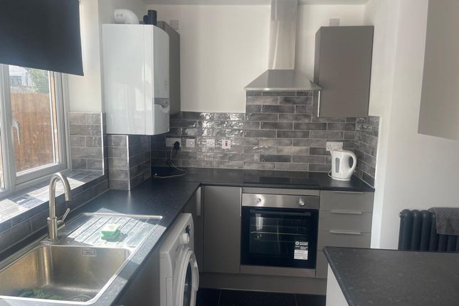 28 Kimberley Road, London photo 3