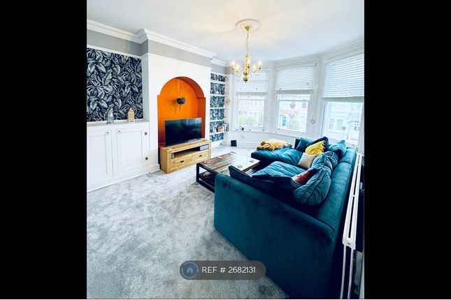 Spacious &amp; Cosy Living Room