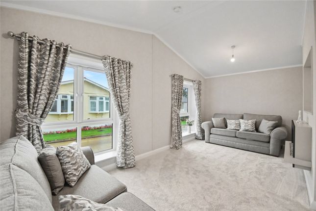 25, St Brelades Court, Edenbridge photo 3