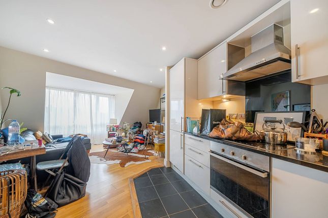 Flat to rent in .Grant House, Stockwell, London