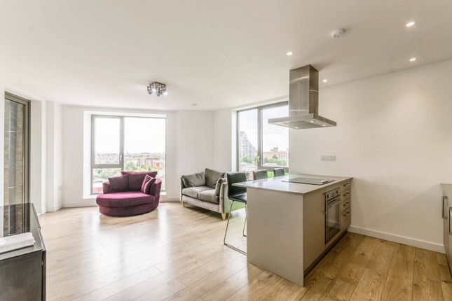 Flat to rent in The Highway, Tower Hamlets, London