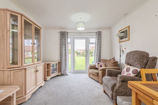 37, Priory Gardens, Burnham-On-Sea photo 3