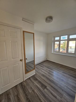 9 Liphook Close, London photo 2