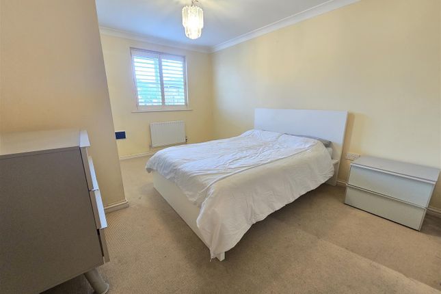 Flat 5 Madison Court, 145, Great North Way, London photo 3