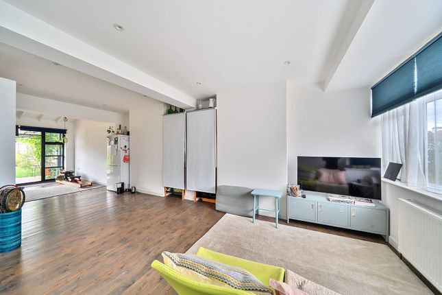 50, Gainsborough Gardens, Edgware photo 2