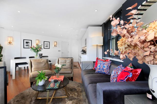 Flat for sale in Queenstown Road, Battersea, London