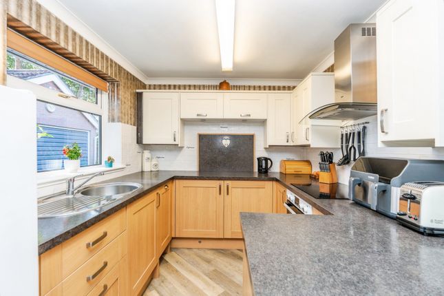 25, Chestnut Drive, Southampton photo 4