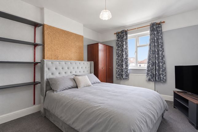 6, Warminster Way, Mitcham photo 4