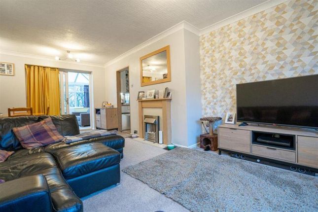 74, Woodedge Avenue, Huddersfield photo 3