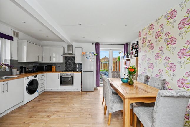 15, Heath Way, Rugby photo 3
