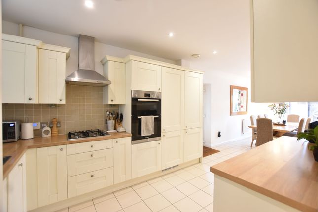 7 Mulberry Way, Ashtead photo 3