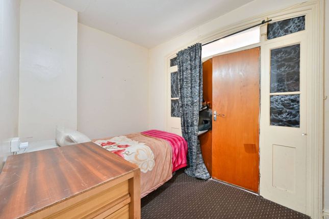 Flat for sale in Chatsworth Road, Willesden, London