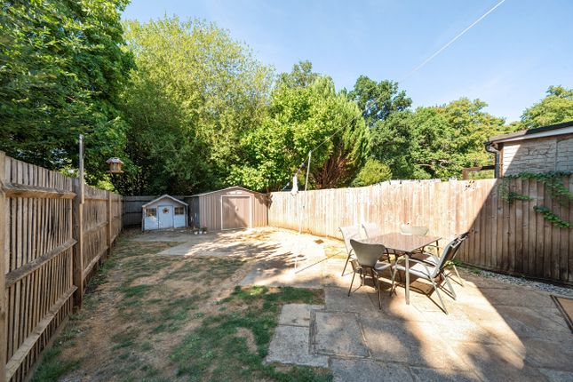 28, Busdens Way, Surrey photo 4