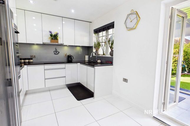 10, Nigel Fisher Way, Chessington photo 4
