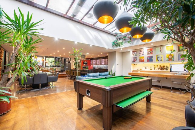Thumbnail Flat to rent in Caroline Close, Hyde Park Estate, London