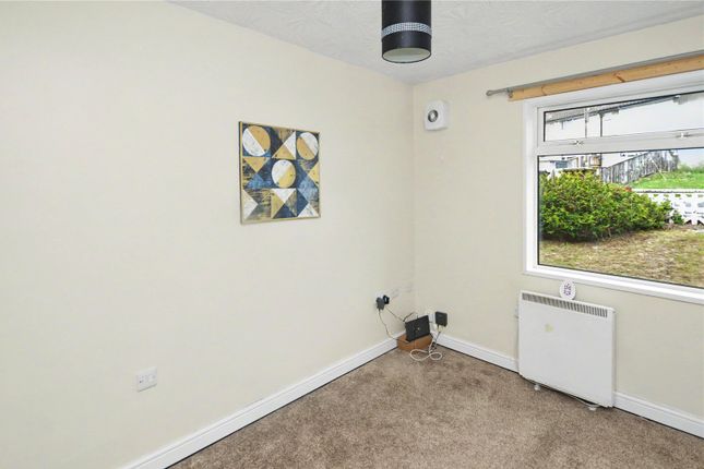 26, Padstow Gardens, West Yorkshire photo 4