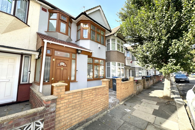 4-bed terraced on 71 St. Alphege Road, London, £2,600/mo