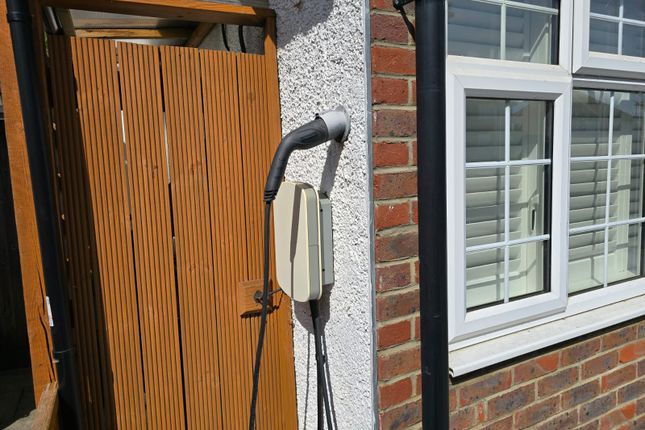 53, Wentworth Avenue, London photo 2