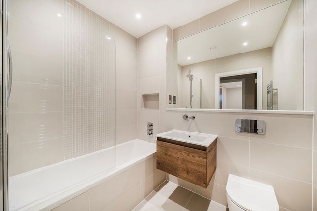 Flat 2, 203-207, Merton Road, South Wimbledon photo 4