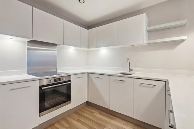 Flat thirteen, Mansford Street, London photo 4