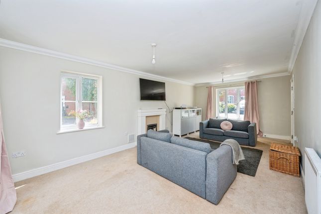 8, Lawrence Way, Lichfield photo 4