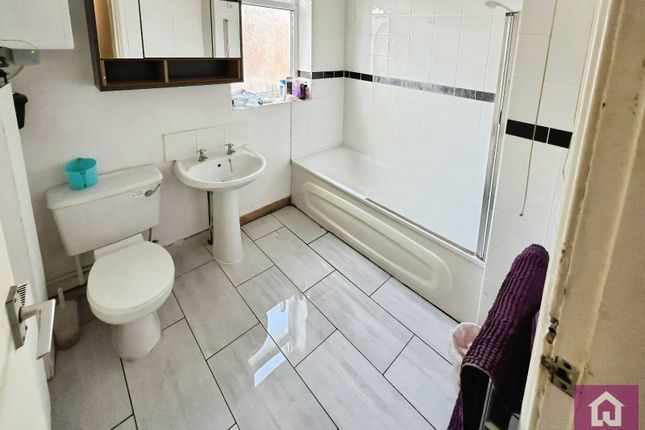 6, Kathleen Grove, Greater Manchester photo 3