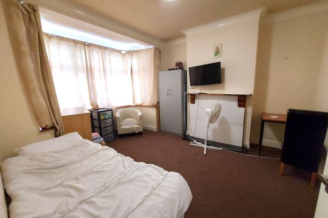 116, Primrose Avenue, Chadwell Heath, Essex photo 3