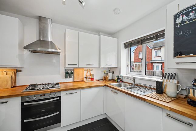 19, Laing Close, Warwickshire, CV21 1FL photo 4
