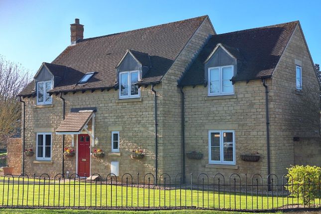 Thumbnail Detached house for sale in Oak Tree Close, North Leigh, Witney