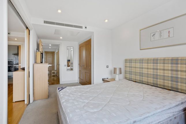 Flat to rent in Sheldon Square, London