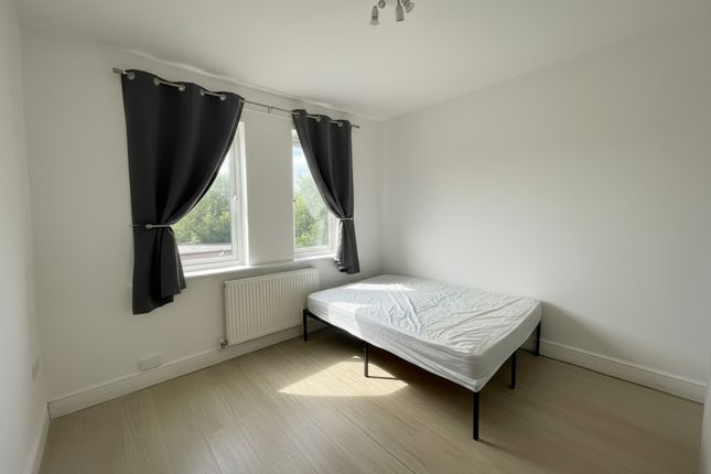 54, Myrtle Road , Hounslow  photo 2