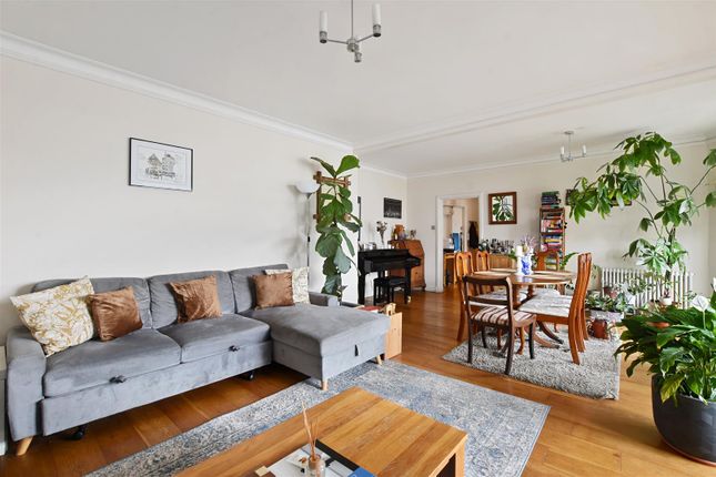 Flat for sale in Finchley Road, London