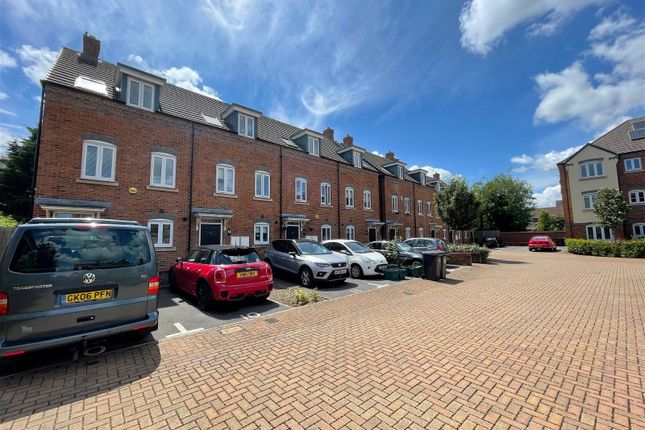 Thumbnail Town house to rent in Carpenters Close, Newbury