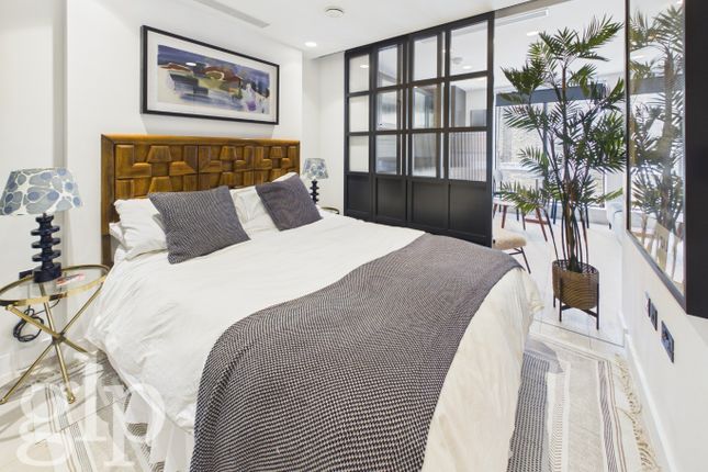 Flat 5 The Watch House, 106 Berwick Street, Greater London photo 2