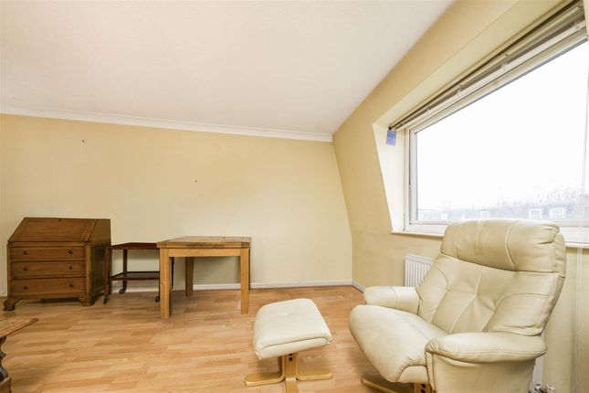 Flat for sale in Avenue Road, Isleworth