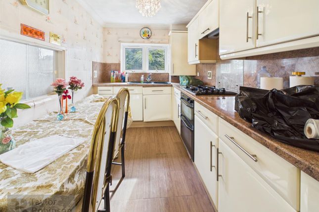 9, Nesbit Court, Crawley photo 3