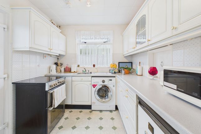 9 Glenview Crescent, Tenby photo 4