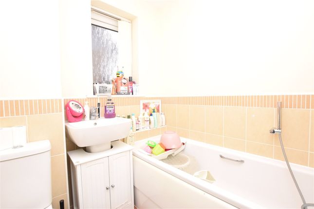 38, Woodlands Way, Leeds photo 5