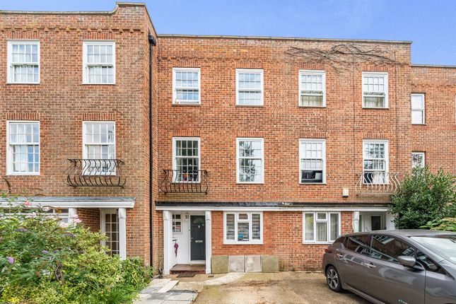 Town house to rent in Wayside Mews, Maidenhead
