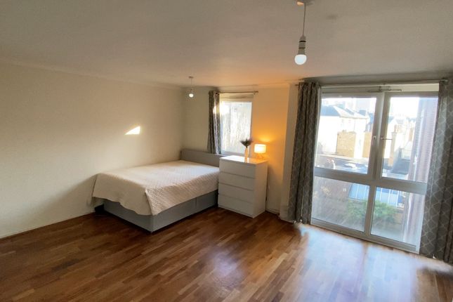 Duplex to rent in Fulham Road, London