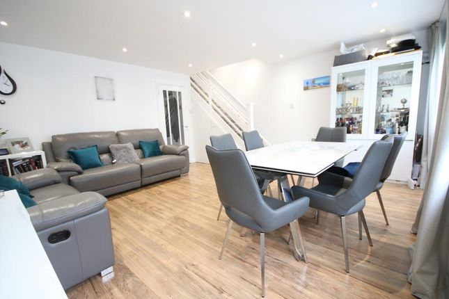 Flat for sale in Stonegrove, Edgware, Middlesex