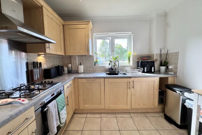 Flat 2, 102, The Lakes, Aylesford photo 3