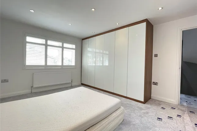 Cherrywood Lane, Morden, Raynes Park, London photo 3