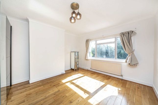 11, Walmington Fold, London photo 3