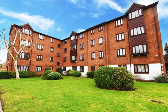 Thumbnail Flat to rent in Burnham Gardens, Addiscombe, Croydon