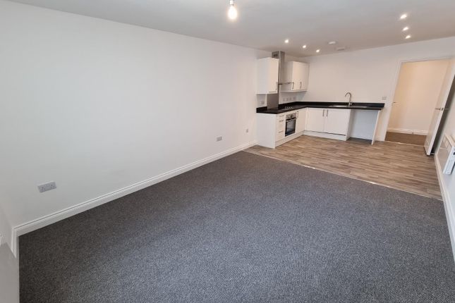 Flat to rent in High Street, Rugby