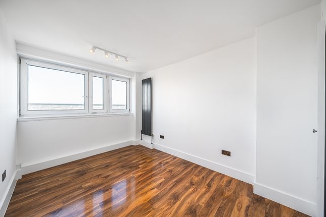 Flat to rent in Queensdale Crescent, London