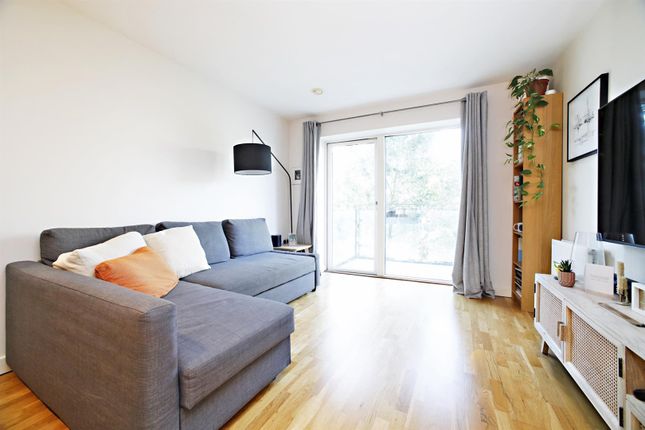 Flat for sale in Sun Passage, London