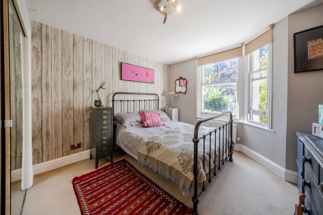 Flat B, 18, Holmewood Gardens, London photo 4