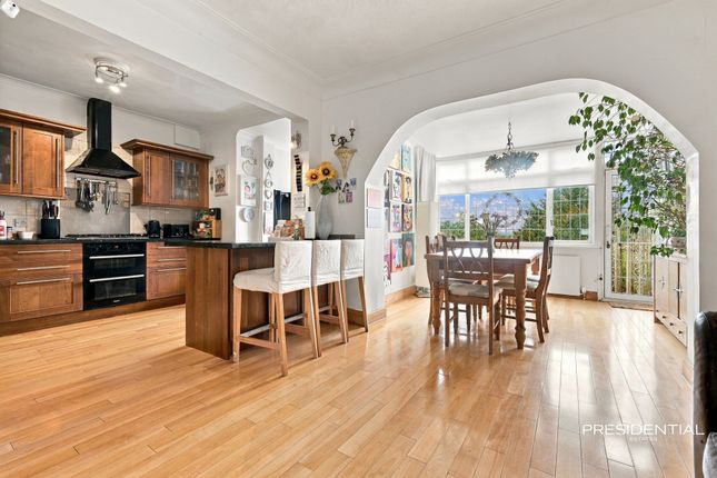 83 Hurst Avenue, Chingford photo 3